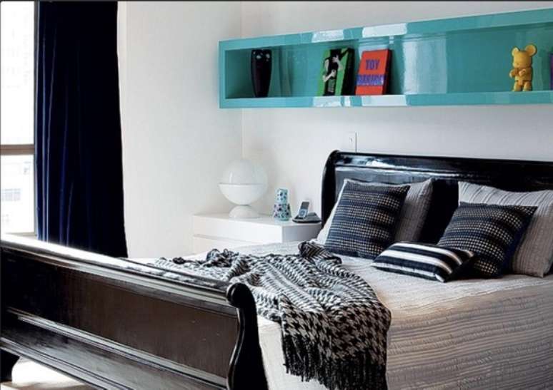 49 &ndash; Quarto de casal com elementos em azul turquesa. Fonte: Decor F&aacute;cil