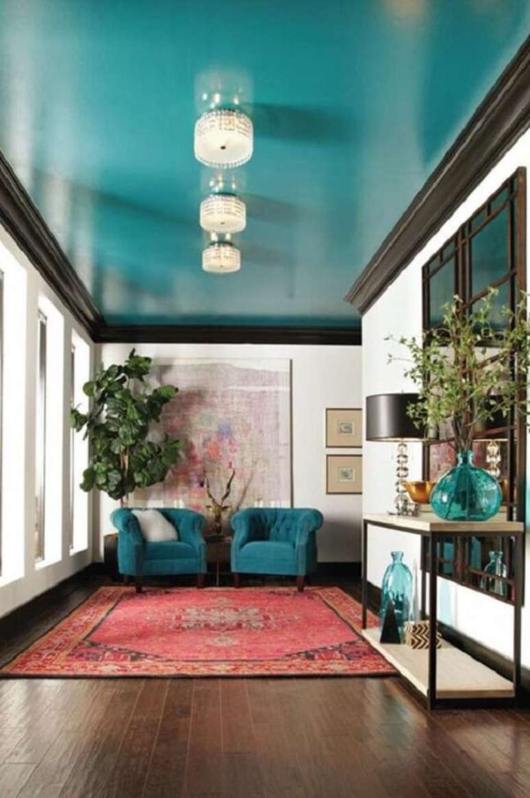50 – Nessa sala de estar, o teto azul turquesa valorizou as paredes brancas. Fonte: Casa Vogue