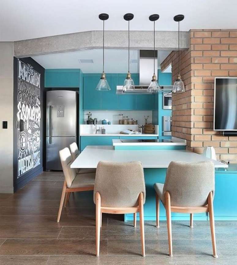 23 &ndash; Ouse na decora&ccedil;&atilde;o azul turquesa, combinando-a com materiais modernos como o tijolo aparente e a madeira. Fonte: Pinterest