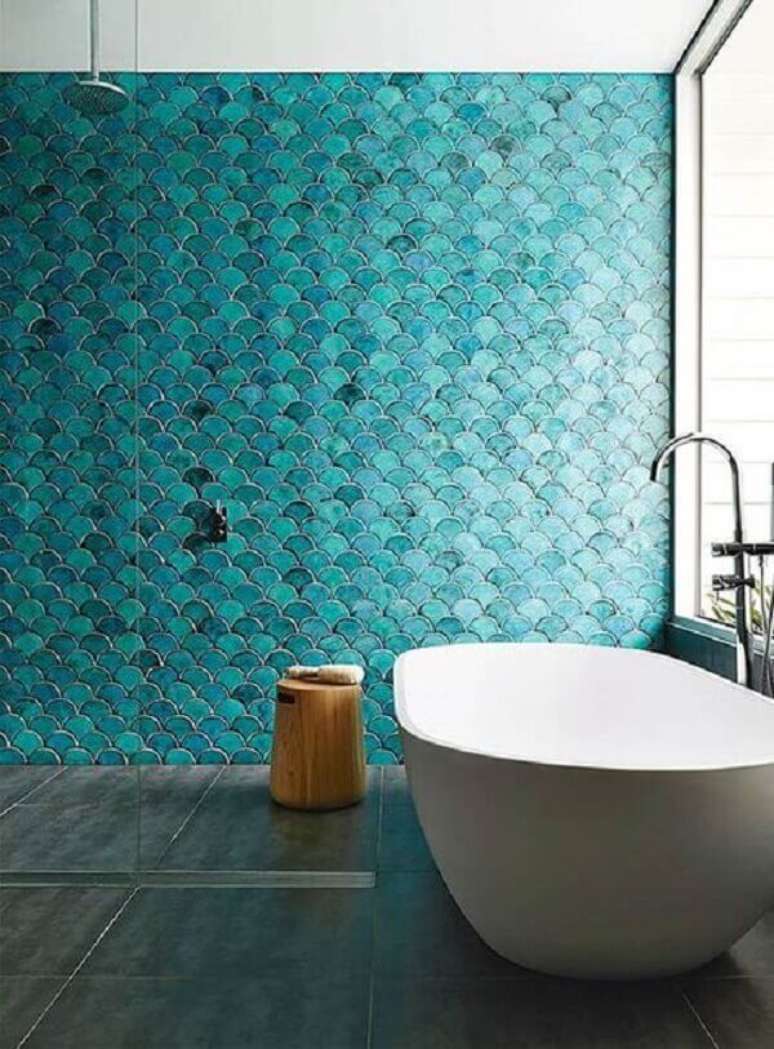 28 – Banheiro de sereia com revestimento azul turquesa, que tal? Fonte: Pinterest