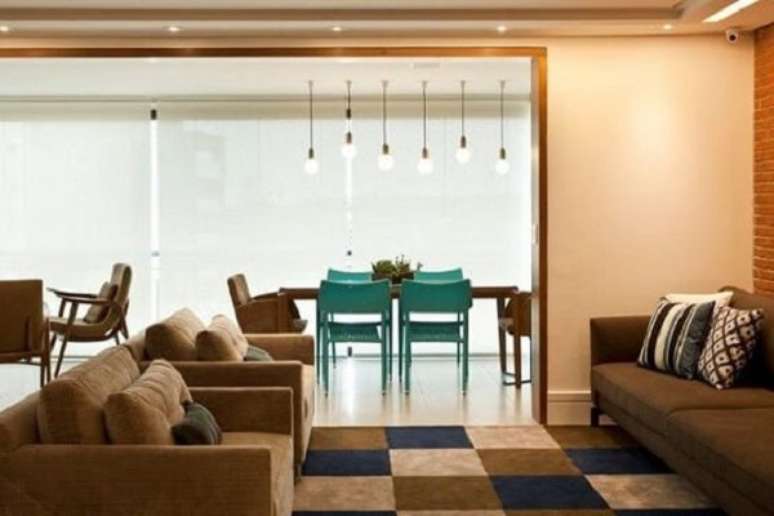 42 &ndash; Pequenos elementos em azul turquesa foram utilizados nessa sala integrada com a varanda. Projeto de Ana Carolina Sauma