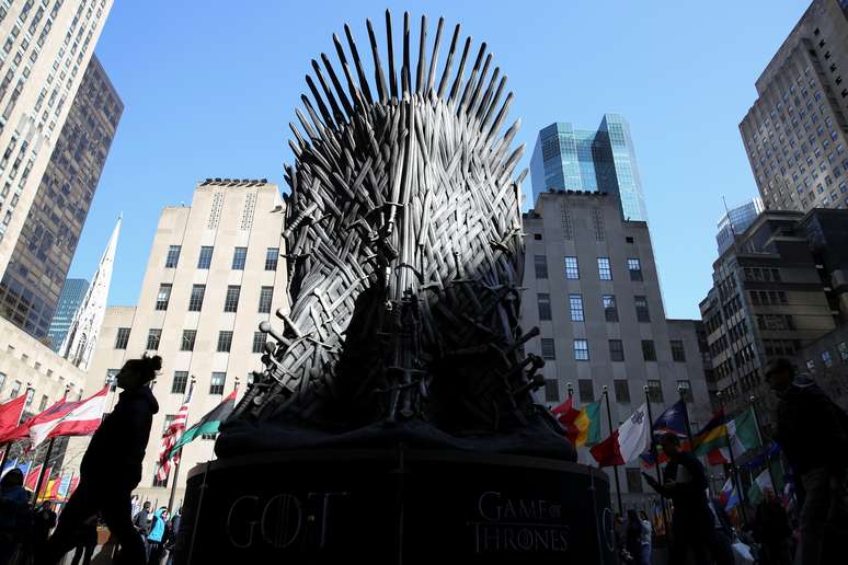 Pessoas caminham pr&oacute;ximo a r&eacute;plica do Trono de Ferro em pr&eacute;-estreia da &uacute;ltima temporada de "Game of Thrones" no Radio City Music Hall, em Nova York
03/04/2019
REUTERS/Caitlin Ochs