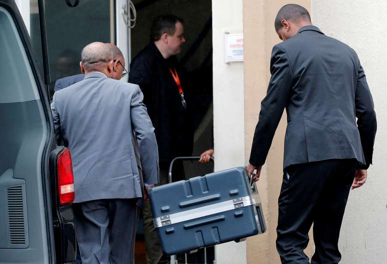 Homens chegam com caixas pretas do Boeing 737 MAX 8 da Ethiopian Airlines em Le Bourget
14/03/2019
REUTERS/Philippe Wojazer