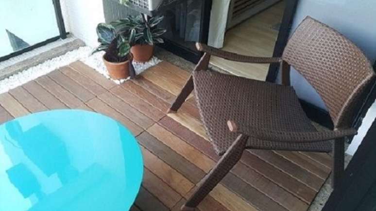 39 &ndash; Mesa de centro na tonalidade azul turquesa. Projeto de Lucio Nocito