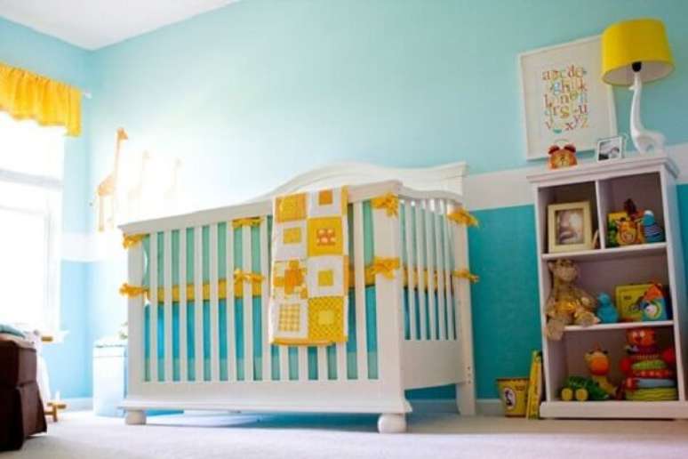 65 &ndash; Combina&ccedil;&atilde;o linda nesse quarto azul turquesa com amarelo. Fonte: Pinterest