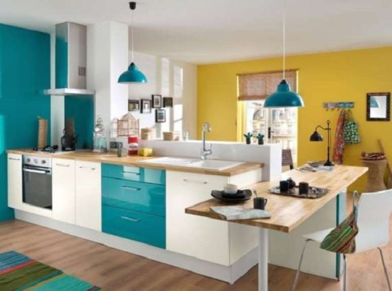 10 – Cozinha integrada empregando as tonalidades de azul turquesa com o amarelo. Fonte Aurea Incorporadora