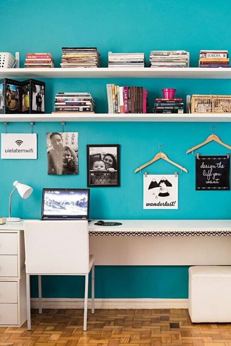 45 – Home office com parede azul turquesa. Projeto de Ana Carolina Campos França