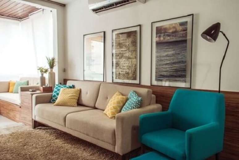 5 – Sala de estar com sofás em tons de bege e poltrona azul turquesa. Projeto de Ana Carolina Campos França
