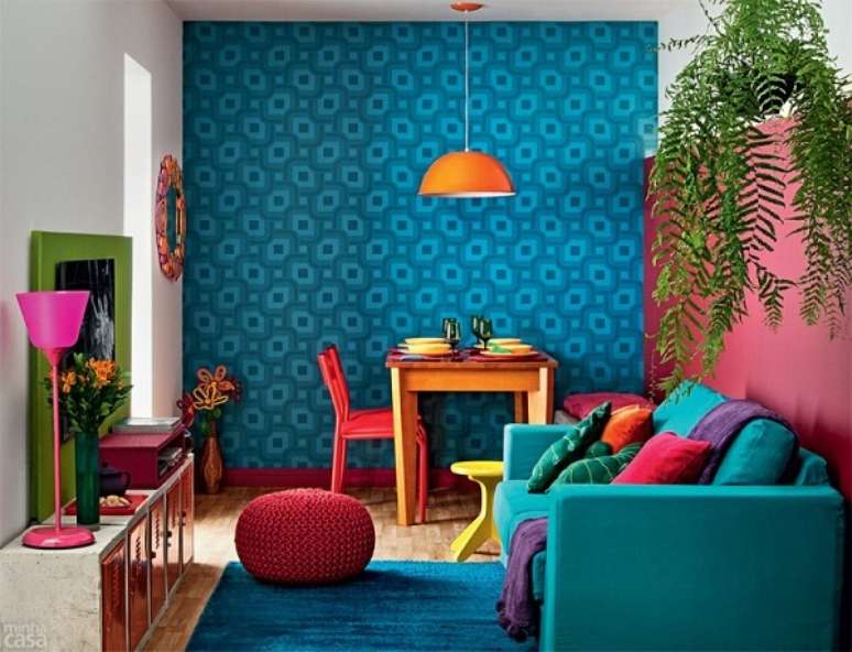 16 – O papel de parede azul turquesa utilizado nessa sala de estar trouxe charme e personalidade ao ambiente. Fonte: Casa Cláudia