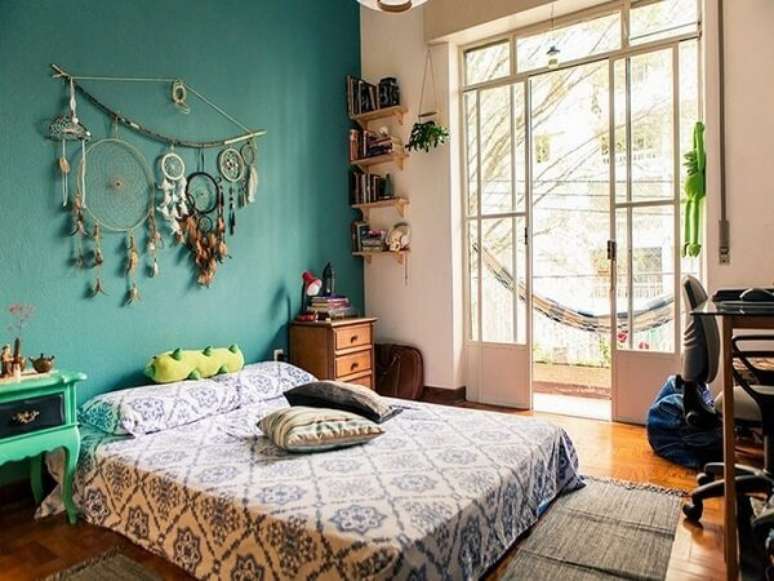 63 &ndash; Incluir a tonalidade do azul turquesa na decora&ccedil;&atilde;o de quartos com estilo hippie pode se tornar uma excelente op&ccedil;&atilde;o. Fonte Tua Casa