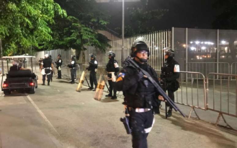 Policiamento foi reforçado na entrada dos torcedores uruguaios no Maracanã (Foto: Matheus Dantas/Lancepress)