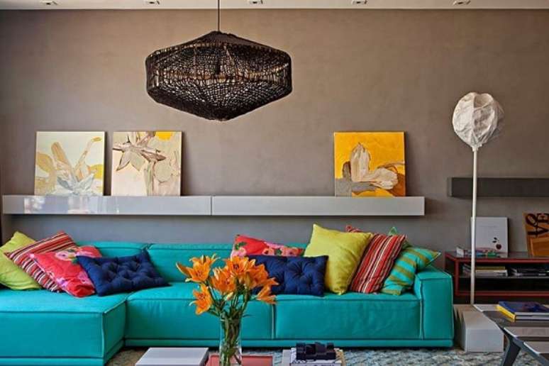 21 – O sofá azul turquesa é uma excelente opção para complementar a decoração em ambientes neutros. Fonte: Pinterest