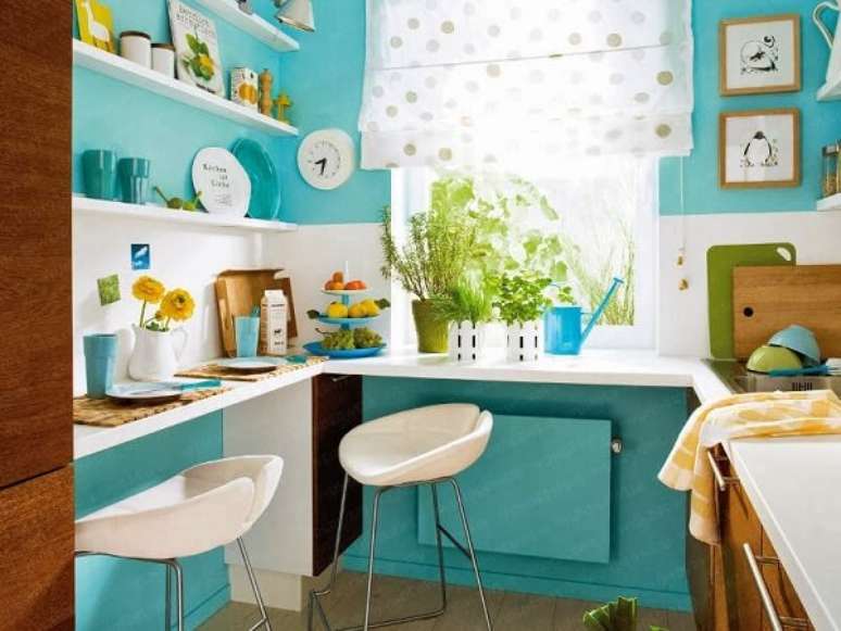 34 &ndash; A combina&ccedil;&atilde;o entre o branco e a tinta azul turquesa presente nas paredes trouxe modernidade para essa cozinha. Fonte: ConstruindoDecor