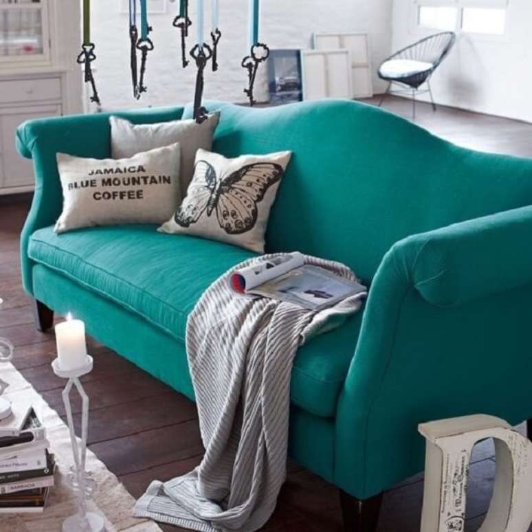 60 – Simplicidade e ousadia é o que transmite esse sofá azul turquesa ao ambiente. Fonte: Pinterest