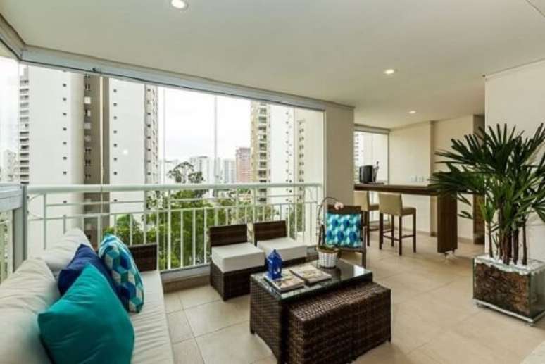 3 &ndash; Varanda gourmet com detalhes na cor azul turquesa. Projeto de By Arquitetura