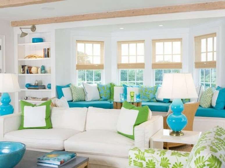 12 &ndash; Sala de estar com pontos decorativos em verde e azul turquesa. Fonte: GNT Globo