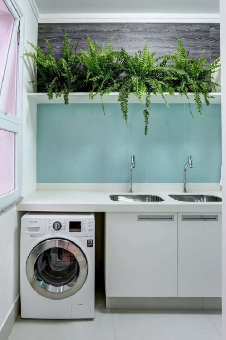 47 – O azul turquesa na lavanderia trouxe frescor e personalidade ao espaço. Fonte: Pinterest