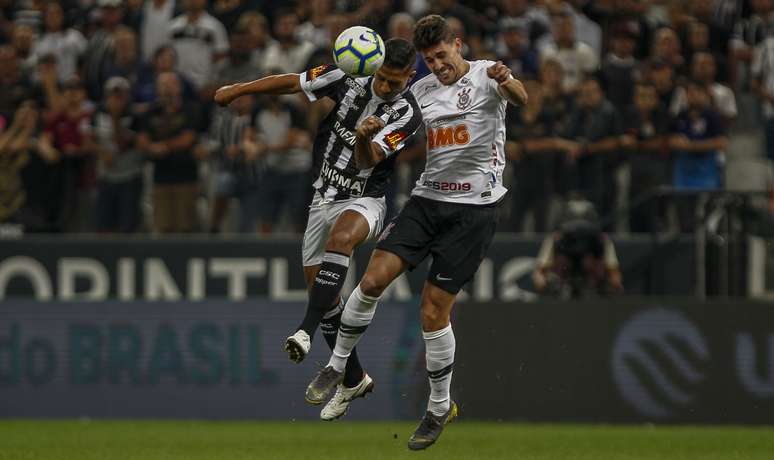 Danilo Avelar (D), do Corinthians, disputa lance com Ricardo Bueno, do Ceará, em partida válida pela terceira fase da Copa do Brasil 2019, na Arena Corinthians