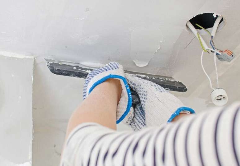 6- A aplicação de massa corrida no teto pode ser feita com espátula ou rodo. Fonte: Pinterest