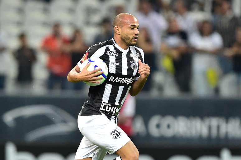 Roger marcou o gol da vitória do Ceará sobre o Corinthians mas não garantiu classificação