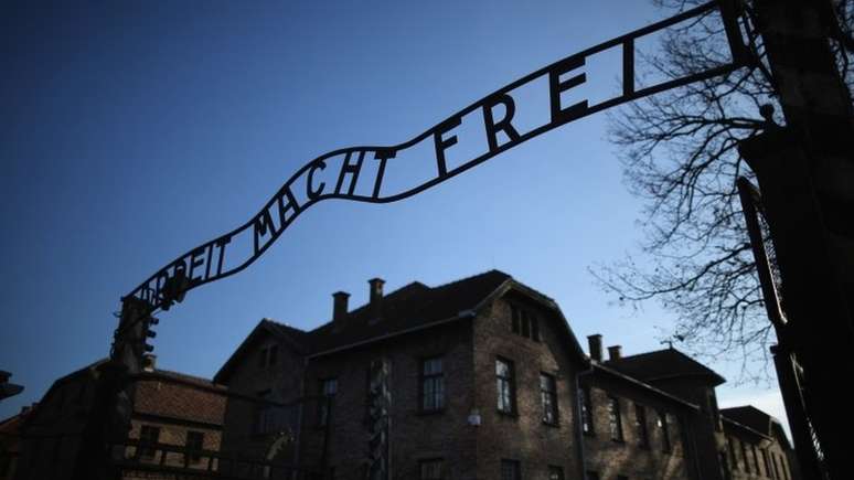Um dos port&otilde;es principais de campo de concentra&ccedil;&atilde;o nazista em Auschwitz; Alemanha Ocidental ofereceu indeniza&ccedil;&otilde;es a Israel e a sobreviventes do Holocausto