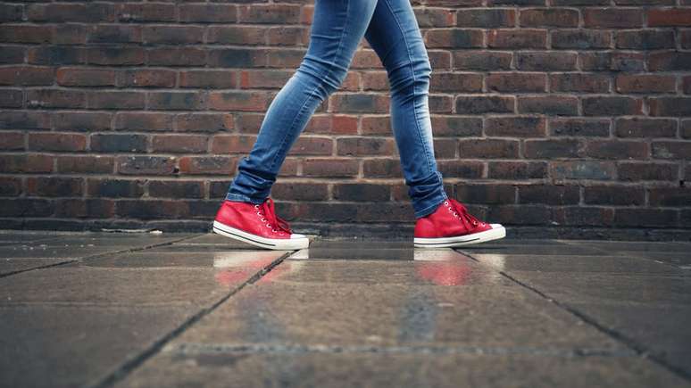 Tirar uma pausa do trabalho ou dos estudos e sair para caminhar na rua pode ter um efeito imediato sobre seu estado de esp&iacute;rito