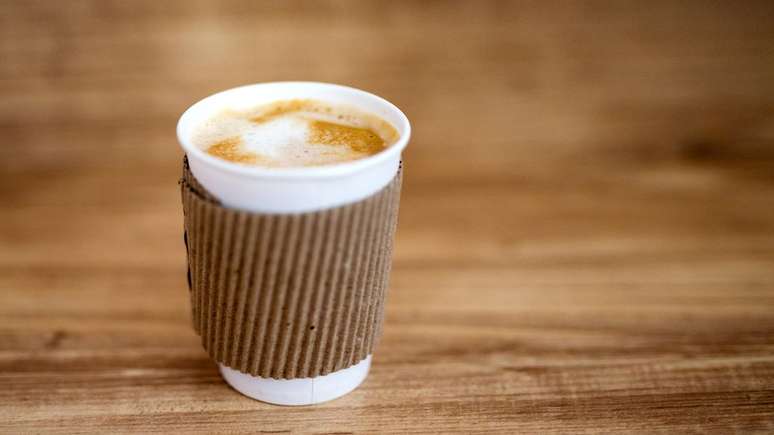 Ainda que muitos de n&oacute;s sintamos seu efeito imediatamente e n&atilde;o consigamos pensar num dia sem ele, o caf&eacute; est&aacute; na mira de muitos especialistas
