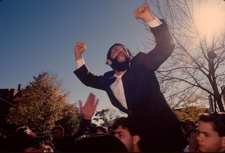 Seguidores do rabino levaram fúria e violência ao funeral de Kahane em novembro de 1990 em Nova York