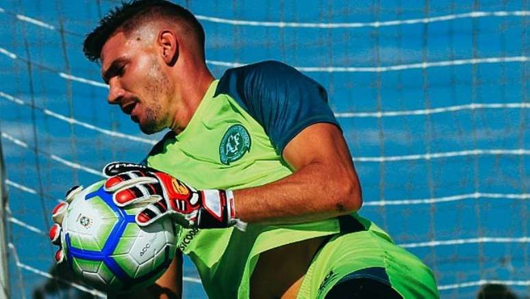 Goleiro João Ricardo foi afastado temporariamente pela Chapecoense