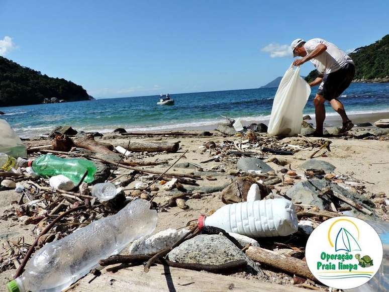Agentes recolhem grande quantidade de lixo no Saco de Eustáquio, um dos lugares mais belos de Ilhabela, no litoral norte do Estado de São Paulo. A correnteza transforma o local em "lixão" flutuante.