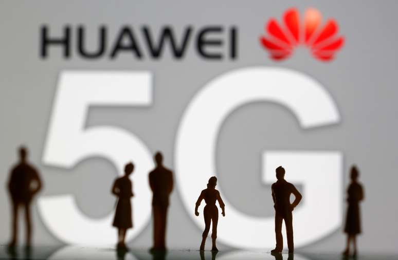 Bonecos sobrepostos a painel com logo da Huawei e rede 5G
30/03/2019
REUTERS/Dado Ruvic/Illustration