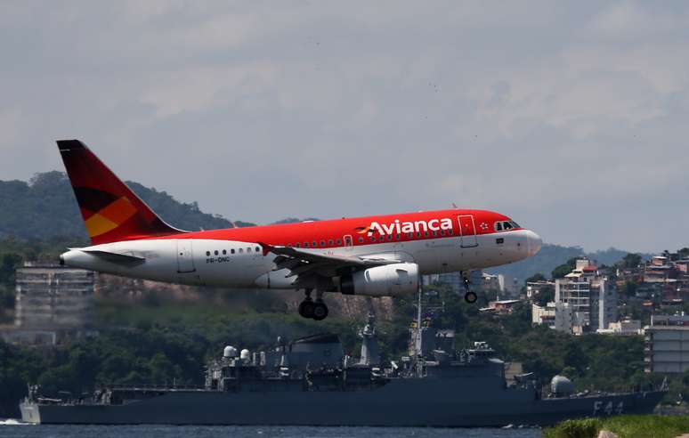 Avião da Avianca pousa no aeroporto Santos Dumont, no Rio de Janeiro