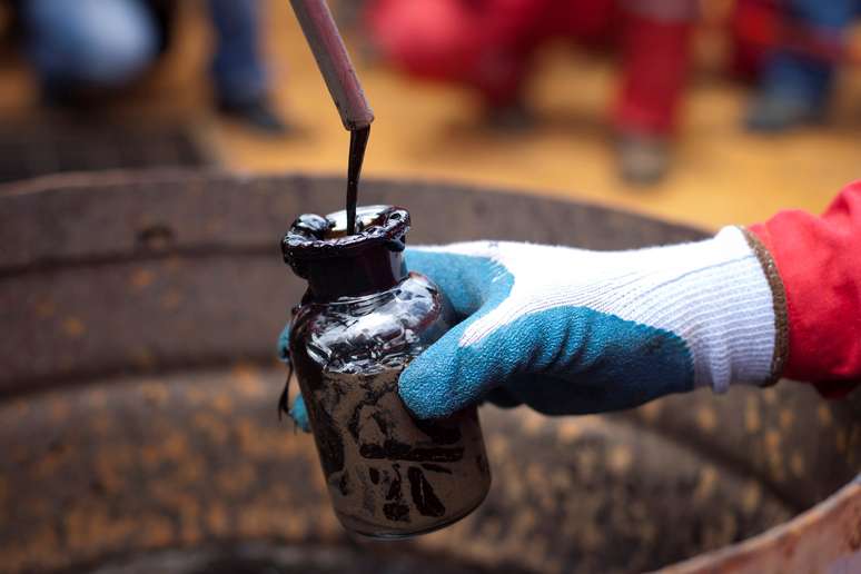 Trabalhador coleta amostra de óleo bruto em um poço de petróleo operado pela petrolífera estatal venezuelana PDVSA em Morichal, Venezuela. 28/07/2011. REUTERS/Carlos Garcia Rawlins