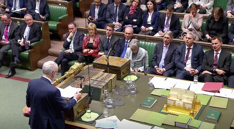 Primeira ministra Theresa May ouve líder do Partido Trabalhista, Jeremy Corbyn, no Parlamento
25/03/2019
Reuters TV/via REUTERS