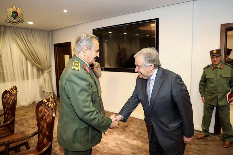 Guterres se re&uacute;ne com Haftar em Benghazi
05/04/2019
Gabinete do Ex&eacute;rcito L&iacute;bio/ Divulga&ccedil;&atilde;o via REUTERS