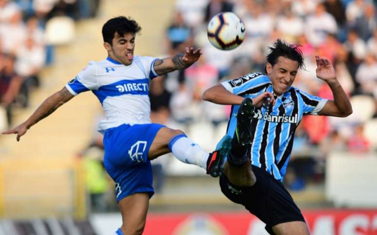 Grêmio foi mal atuando em Santiago diante da Universidad Católica (Foto: MARTIN BERNETTI / AFP)