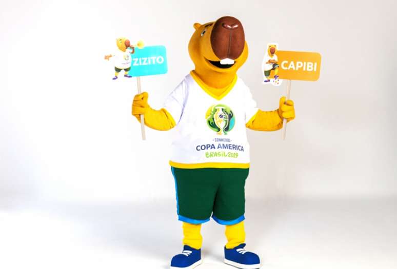 Mascote segura as opções de nomes que serão escolhidos pelo público (Foto: Divulgação / COL Copa América Brasil 2019)