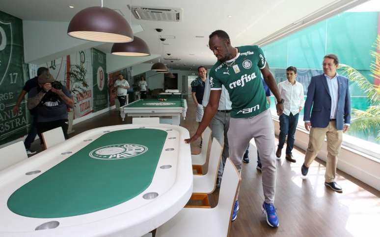 Bolt visita Academia de Futebol e diz: 'Agora sou mais um torcedor