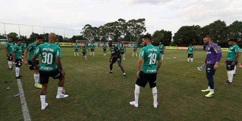 Usain Bolt visitou a Academia de Futebol nesta sexta-feira e participou do aquecimento (Agência Palmeiras)