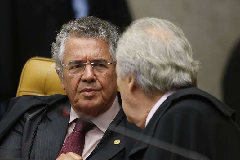Relator das ações sobre a prisão em 2ª instância, o ministro Marco Aurélio Mello conversa com o ministro Ricardo Lewandowski no plenário da corte do STF, em Brasília