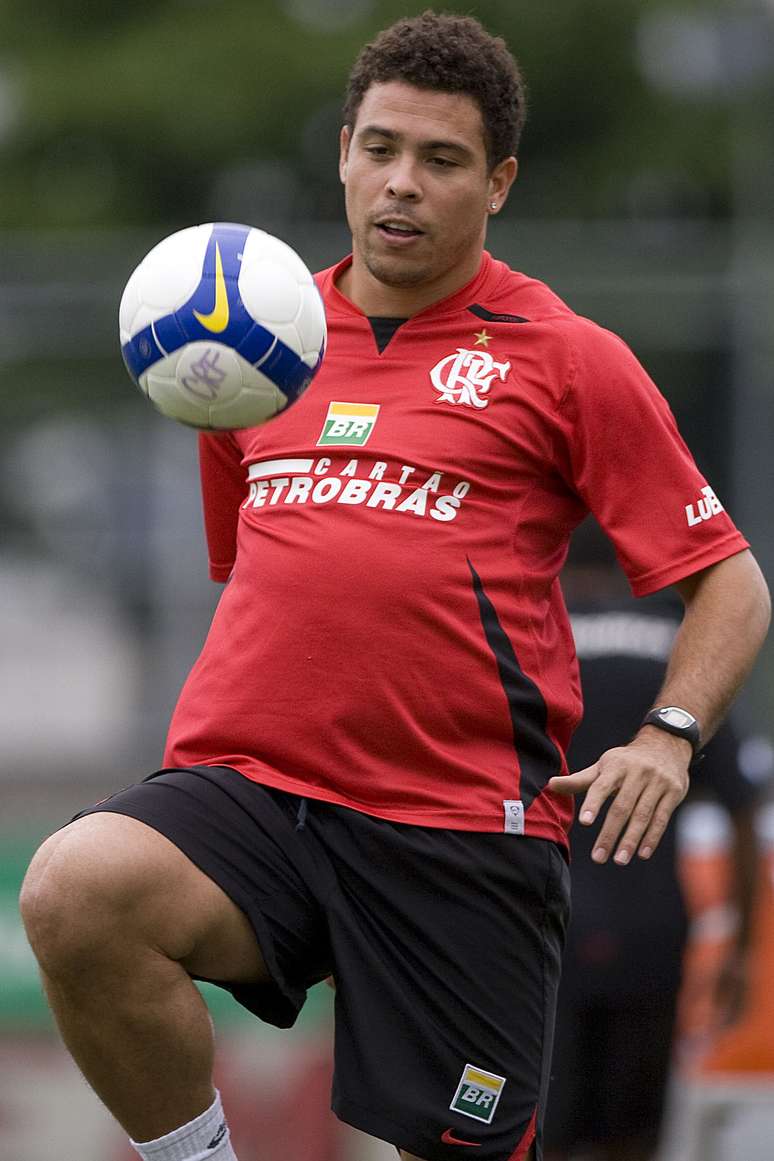  O jogador Ronaldo durante seu treino físico de recuperação junto de jogadores do Flamengo, na Gávea, Zona Sul da cidade. Ronaldo se recupera de uma lesão no joelho ocorrida no começo do ano de 2008 quando jogava pelo Milan. 25/09/2008