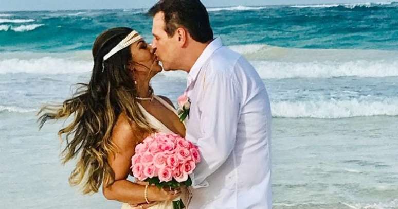 Duda Rodrigues e o marido Tarcísio Joaquim na cerimônia de casamento numa praia do Caribe