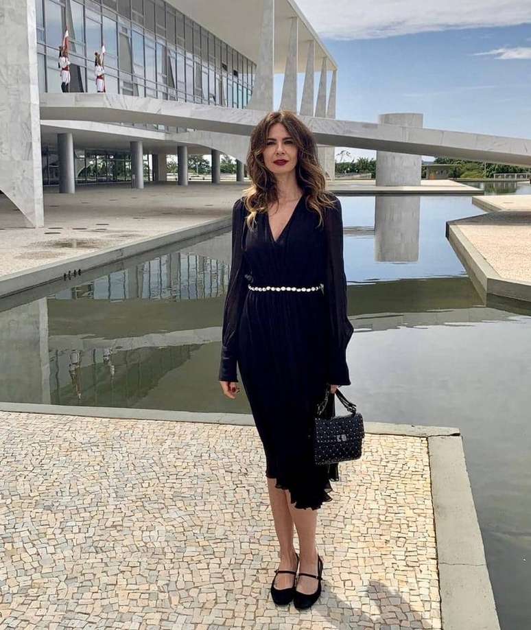 A apresentadora diante do Palácio do Planalto, na manhã desta sexta-feira