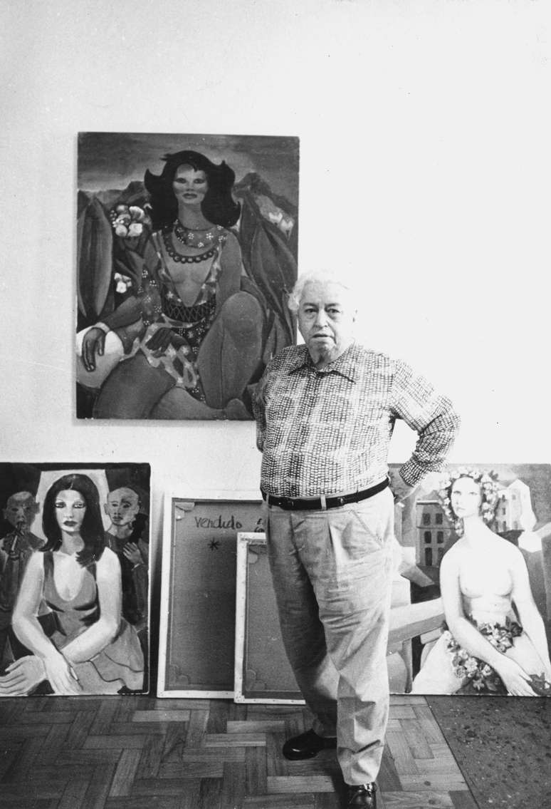 Retrato do pintor Emiliano Di Cavalcanti ao lado de algumas de suas obras de arte, em 1972