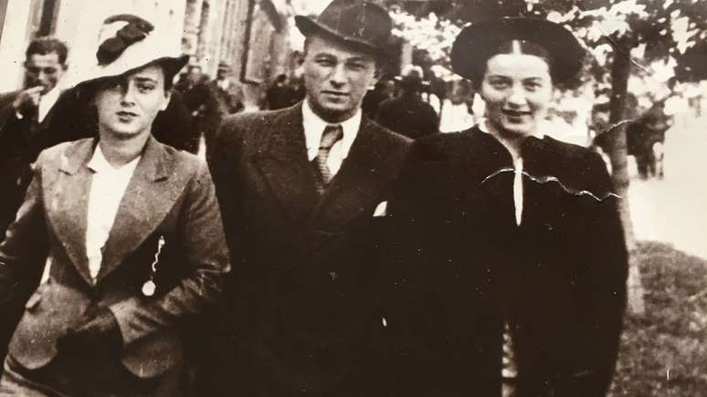 &Agrave; direita, Liza, tia de Mikhail, aparece ao lado de amigos - todos foram mortos pelos nazistas