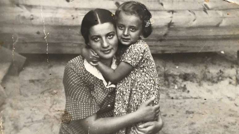 Liza aparece abra&ccedil;ada com a filha Ruth, que tamb&eacute;m morreu