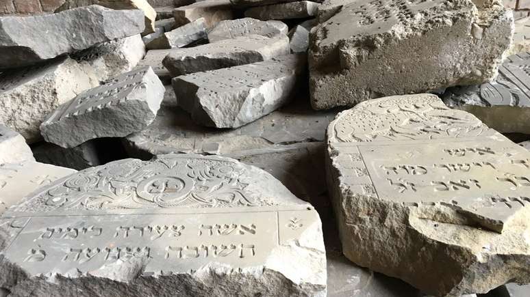 L&aacute;pides do cemit&eacute;rio judeu foram removidas para dar lugar a um est&aacute;dio