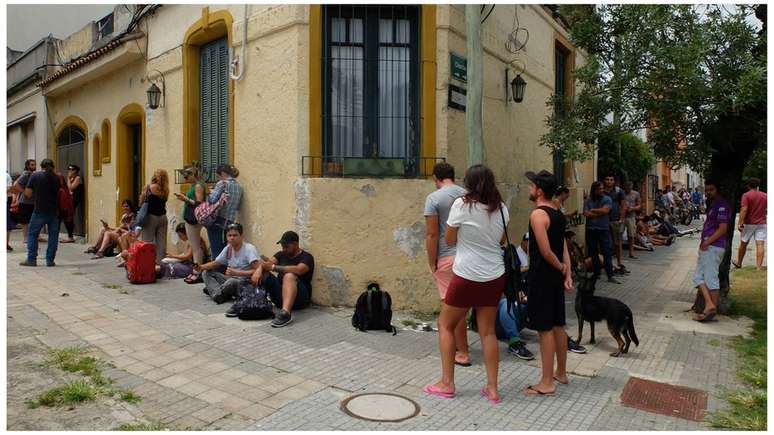 Consumidores fazem fila em frente a uma farmácia para comprar cannabis no Uruguai