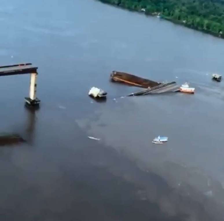 Parte de ponte desaba no Pará após ser atingida por balsa