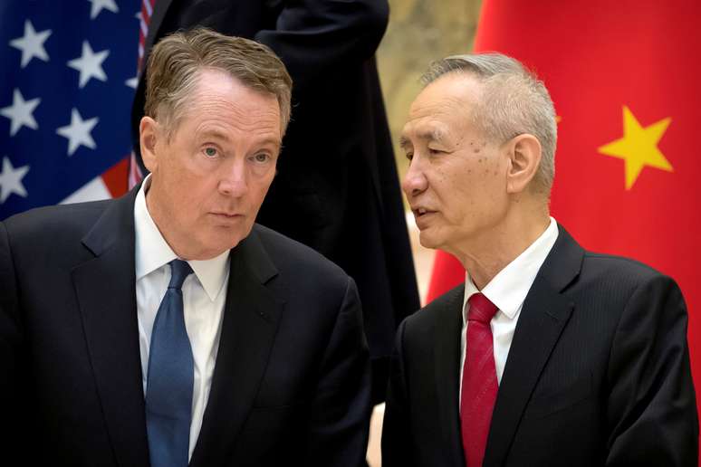 Representante comercial dos Estados Unidos, Robert Lighthizer, ouve vice-premiê chinês, Liu He, em reunião em Pequim em março
REUTERS/File Photo